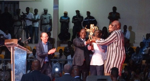 Les présidents burkinabè et ivoirien remettant le trophée aux producteur et réalisateur de « Félicité » ©Burkina24